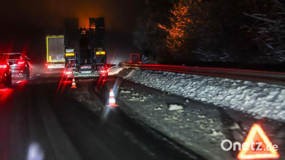 Ein Lastwagen hat sich auf der A4 bei Olpe festgefahren. Bild: Christoph Reichwein/dpa