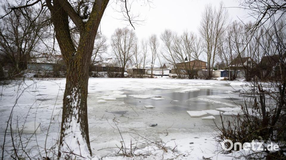 Ein Zeuge hatte den Eisbader beobachtet und die Einsatzkräfte verständigt, als er nicht wieder auftauchte. Bild: Philip Dulian/dpa