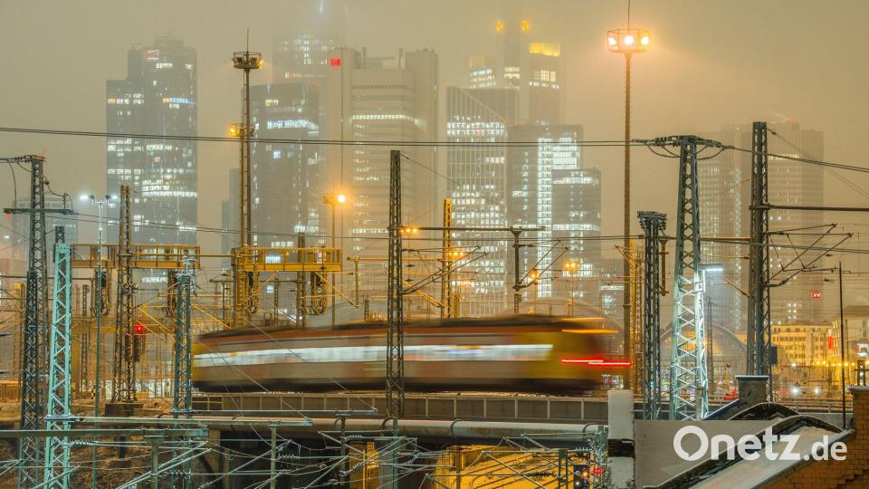 Bei der Bahn kam es wegen des Unwetters mancherorts zu Einschränkungen bei Regionalzügen. Im Fernverkehr drosselte die Bahn auf einigen Strecken die Geschwindigkeit der Züge. Bild: Andreas Arnold/dpa