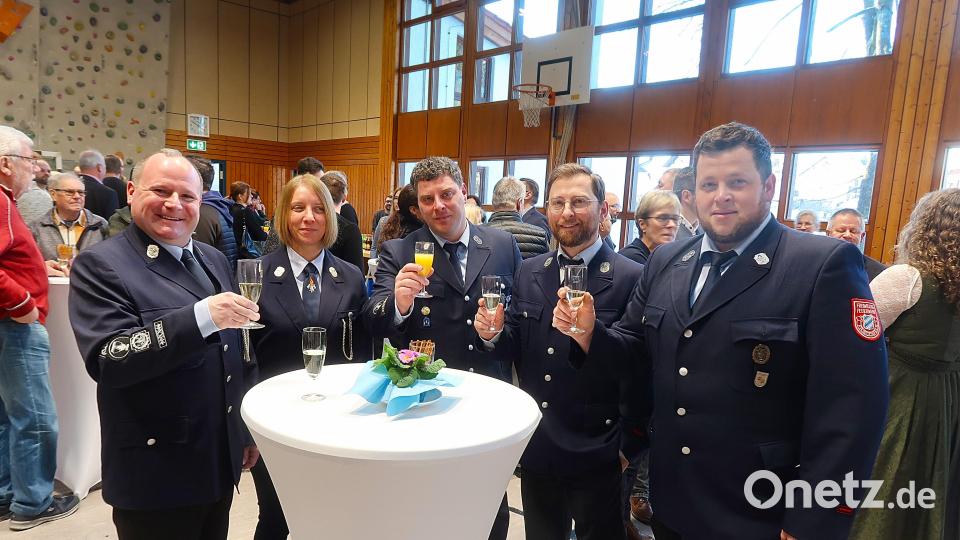 Auch die Freiwillige Feuerwehr stieß beim Neujahrsempfang auf ein erfolgreiches neues Jahr an. Bild: bsc