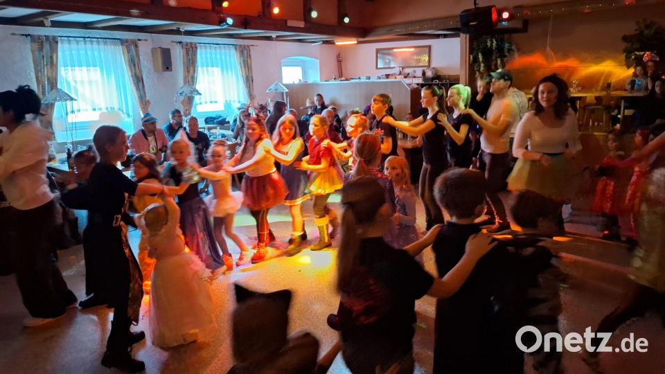 DJ Bauer lud alle zu einer Polonaise durch den Saal ein. Bild: gz