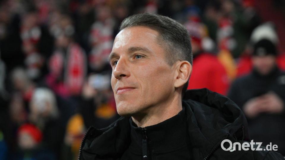 Für Daniel Bauer war das 1:8 eine ganz bittere München-Premiere als Wolfsburger Cheftrainer. Bild: Sven Hoppe/dpa