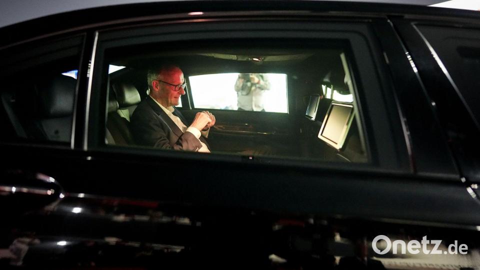 Bundeskanzler Friedrich Merz (CDU) sitzt nach der Ankunft auf dem Internationalen Sardar Vallabhbhai Patel Flughafen in Ahmedabad in einer Limousine. Bild: Kay Nietfeld/dpa