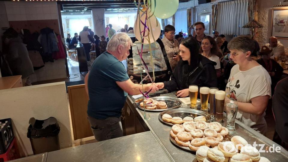 Das Team um Gastwirt Schmidt hatte beim Bedienen alle Hände voll zu tun. Bild: gz