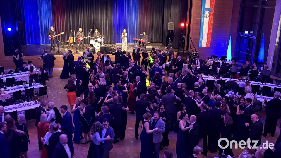 Die Tanzfläche der Schwarzachtalhalle Neunburg vorm Wald war bis weit nach Mitternacht immer gut gefüllt. Bild: sns