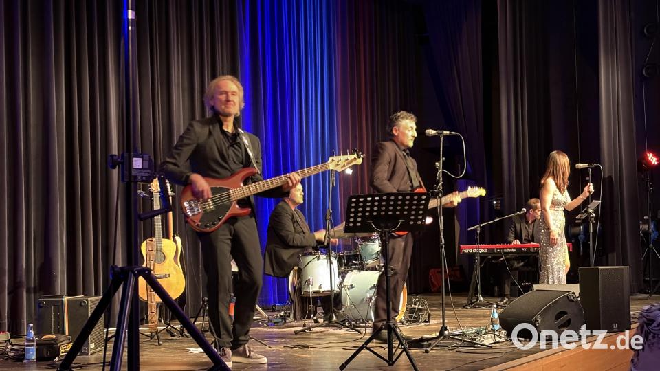 Richie Necker als Frontmann von "The Elevators" (links) sorgte mit seiner Band für Unterhaltung und erfüllte auch Wünsche der Besucher Bild: sns