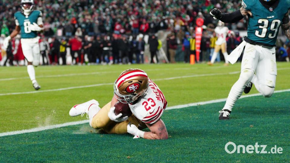 McCaffrey (links) fing seinen ersten Touchdown nach einem Trickspielzug der 49ers Bild: Derik Hamilton/AP/dpa