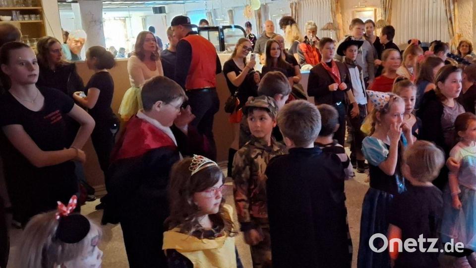 Den Kuchsaal eroberten zahlreiche maskierte Kinder mit Eltern und Großeltern. Bild: gz