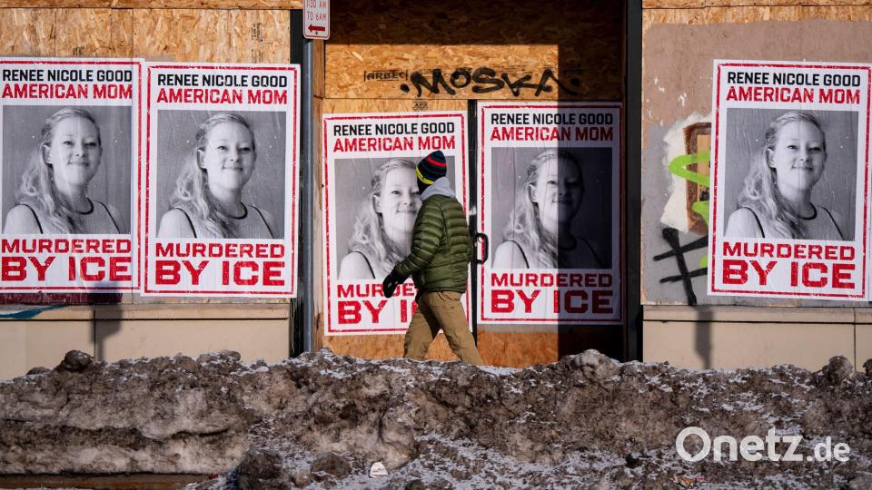 Eine Person geht in Minneapolis an einem Schild für Renee Good vorbei, die Anfang der Woche von einem ICE-Beamten tödlich erschossen wurde. Bild: Christopher Katsarov/The Canadian Press/AP/dpa