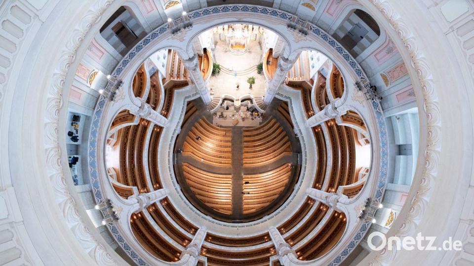 Tischler arbeiten an den Kirchenbänken in der Frauenkirche in Dresden. Bild: Sebastian Kahnert/dpa