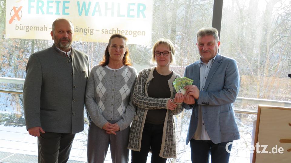 Eine Spende überreichten Hans Confal (rechts), Hubert Meiler und Renate Schwarz (von links) an Susanne Wagner vom Hospiz Sankt Felix in Neustadt. Bild: adj