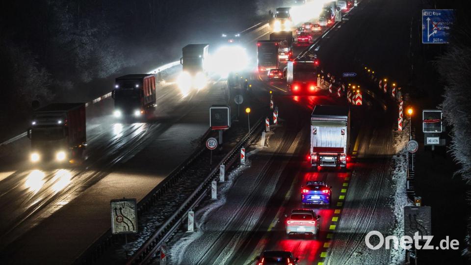 Der Regen auf den eiskalten Böden führt in Teilen Nordrhein-Westfalens zu Verkehrsbehinderungen. Bild: Christoph Reichwein/dpa