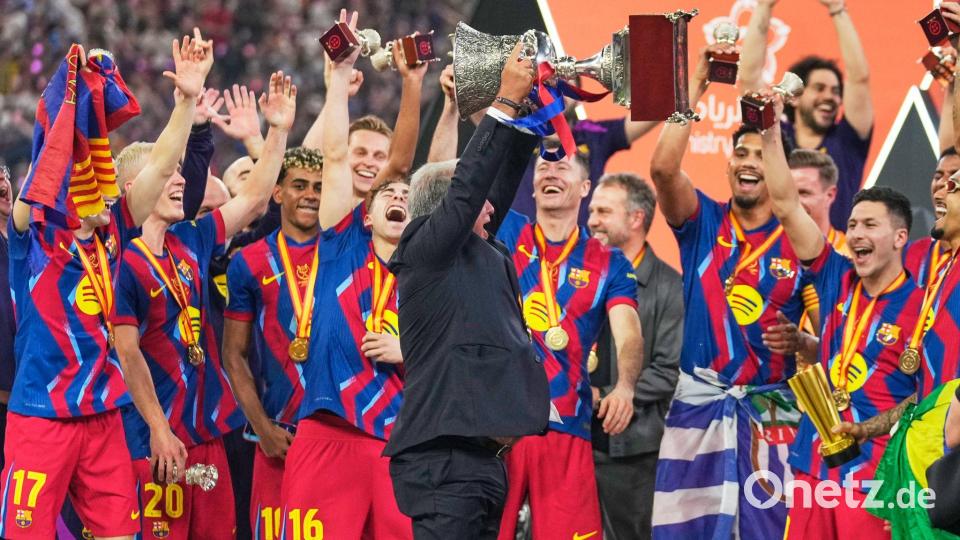 Abseits des Barça-Jubels verfolgten die Verlierer von Real Madrid die Siegerehrung. Bild: Altaf Qadri/AP/dpa