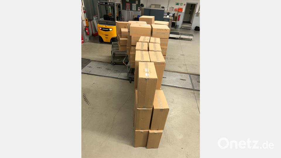 Insgesamt 3000 unversteuerte Stangen Zigaretten entdeckten Zöllner der Kontrolleinheit Großröntgentechnik (KE GRT) Wernberg-Köblitz. Bild: Hauptzollamt Regensburg