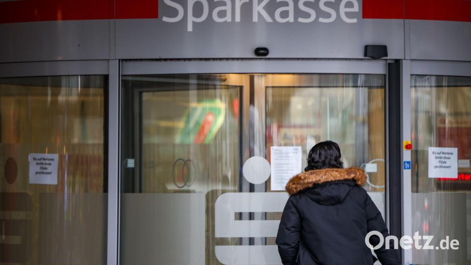 Die Filiale in Gelsenkirchen-Buer ist nach dem Einbruch weiter geschlossen. Bild: Christoph Reichwein/dpa