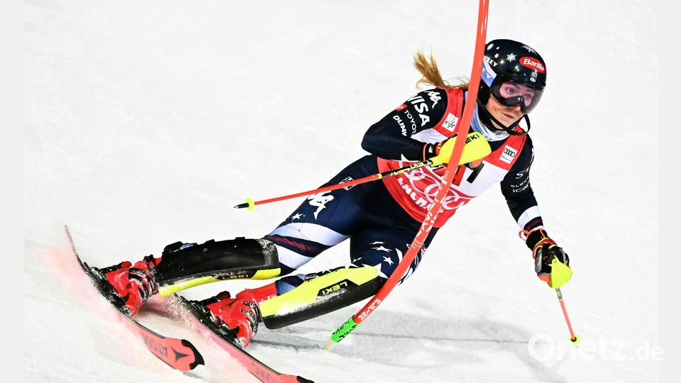 Mikaela Shiffrin zwischen den Torstangen beim Slalom von Flachau. Bild: Barbara Gindl/APA/dpa