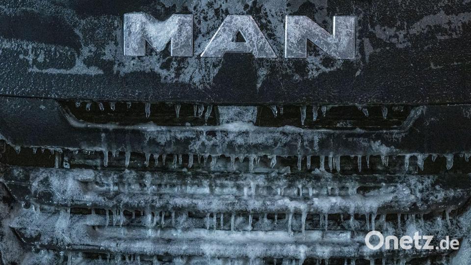 Die gefrierende Nässe ist gefährlich. Bild: Armin Weigel/dpa