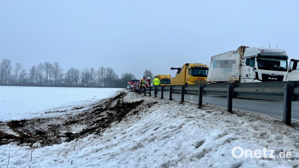 Auf der B22 ist ein Lastwagen im Straßengraben gelandet. Bild: Gabi Schönberger