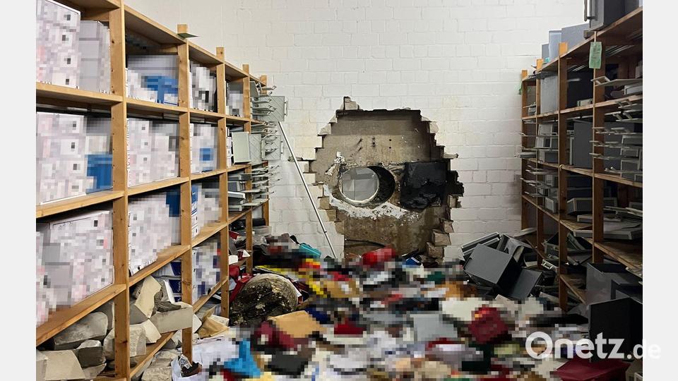 Durch ein großes Loch in der Wand waren die Täter in den Tresorraum gelangt. (Archivbild) Bild: -/Polizei Gelsenkirchen/dpa