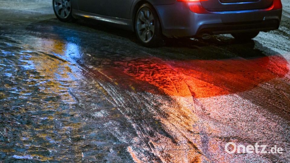 Auf vereisten Straßen galt am Morgen höchste Vorsicht. Bild: Patrick Pleul/dpa