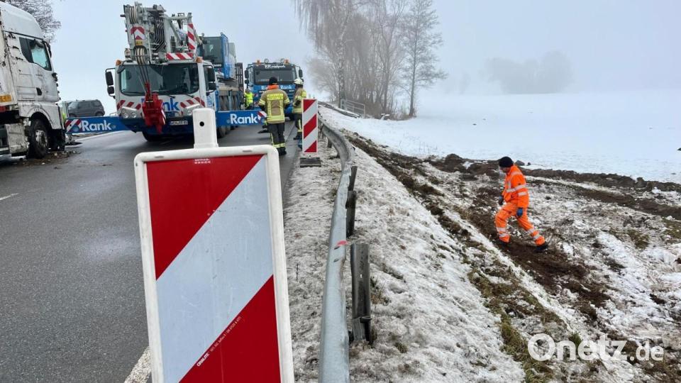 Bei Bechtsrieth ist ein Lastwagen im Graben gelandet. Bild: Gabi Schönberger