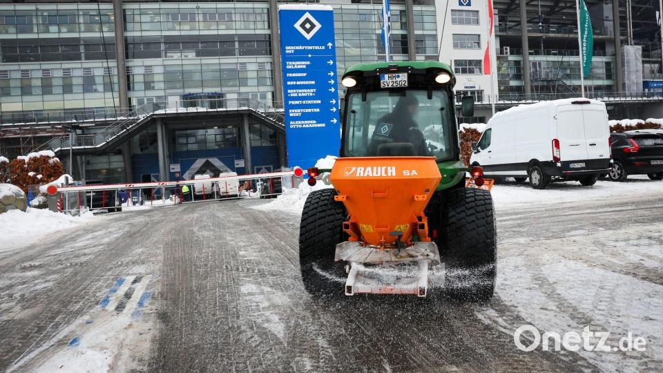 Ein kleines Räum- und Streufahrzeug ist auf dem Parkplatz am Volksparkstadion unterwegs. Bild: Christian Charisius/dpa