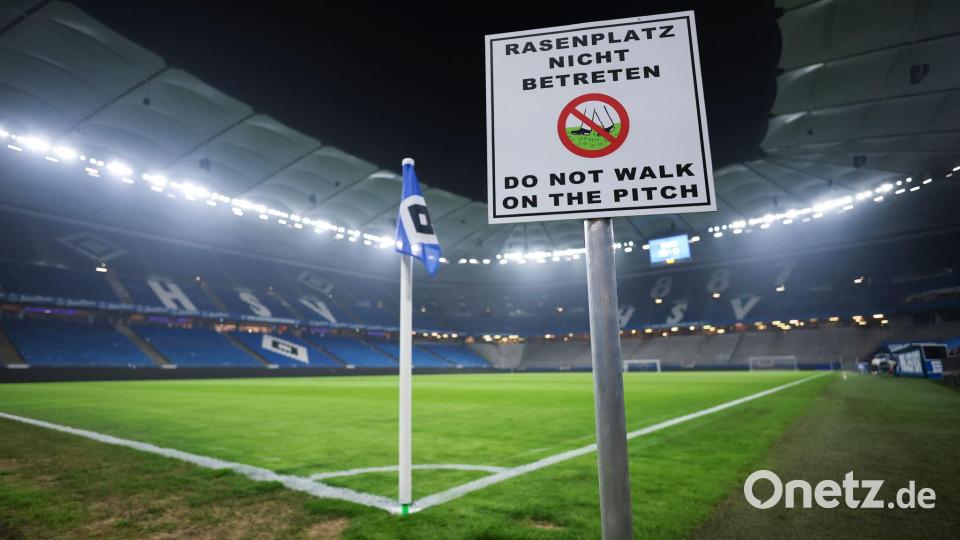 Die Bundesliga-Partie zwischen dem Hamburger SV und Bayer Leverkusen im Volksparkstadion ist wegen der Folgen des Winterwetters kurzfristig abgesagt worden. Bild: Christian Charisius/dpa
