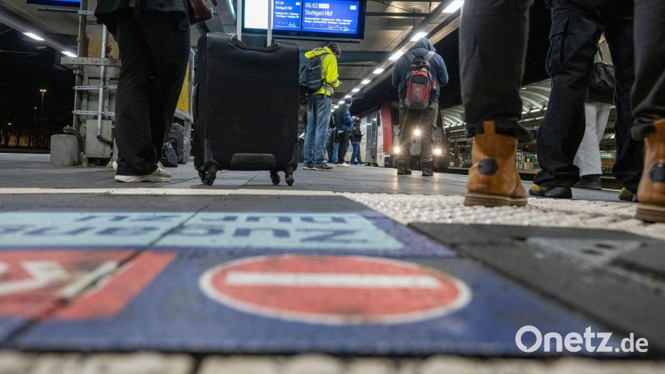 Wegen umfangreicher Sanierungsarbeiten fährt am Ulmer Hauptbahnhof aktuell nur der Regionalverkehr. Bild: Stefan Puchner/dpa