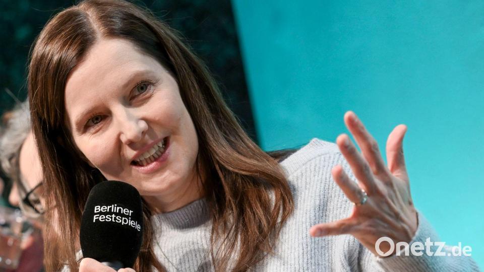 Die Festivalleiterin des Theatertreffens Nora Hertlein-Hull stellte mit der Jury die Auswahl für das Theaterfestival vor. Bild: Jens Kalaene/dpa