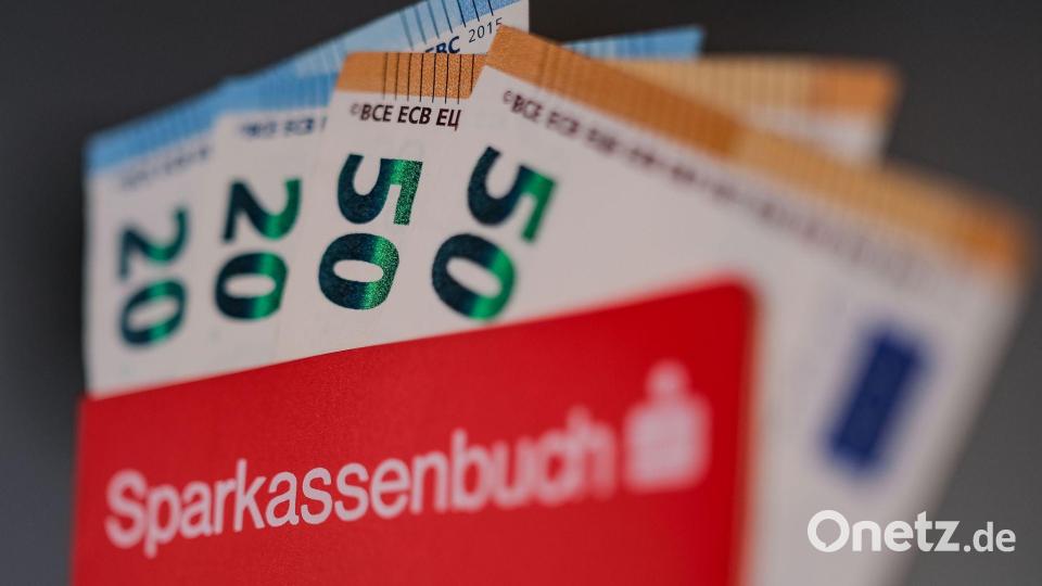 Sparbücher, Tagesgeldkonten, Bargeld: Für gewaltige Geldbeträge gibt es wenig oder gar keine Zinsen. (Symbolbild) Bild: Oliver Berg/dpa