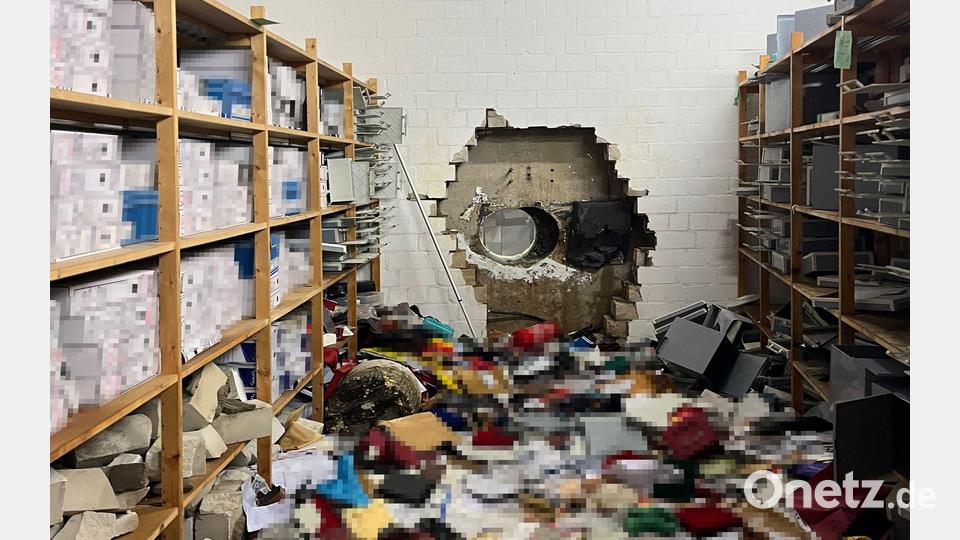 Durch ein großes Loch in der Wand waren die Täter in den Tresorraum gelangt. (Archivbild) Bild: -/Polizei Gelsenkirchen/dpa