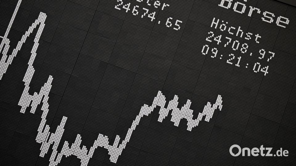 Binnen eines Jahres ist die Zahl der Aktionäre in Deutschland um fast zwei Millionen gestiegen. (Archivbild) Bild: Arne Dedert/dpa