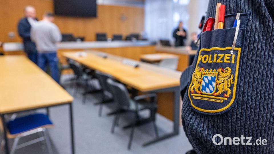 Der 35-Jähriger steht wegen versuchten Mordes vor Gericht. Bild: Armin Weigel/dpa