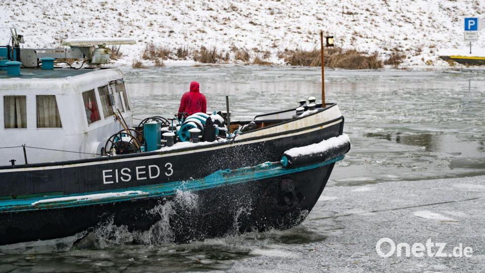 Ein Eisbrecher des Wasser- und Schifffahrtsamts Eberswalde bricht das Eis an der Schleuse Hohensaaten. Bild: Patrick Pleul/dpa