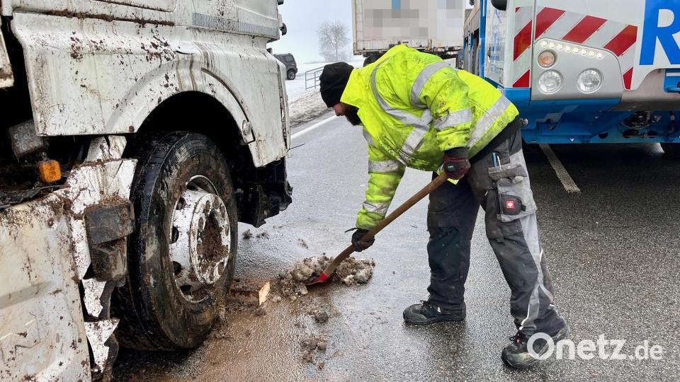 Etliche Helfer mussten anrücken und sich um den Schaden kümmern. Bild: Gabi Schönberger