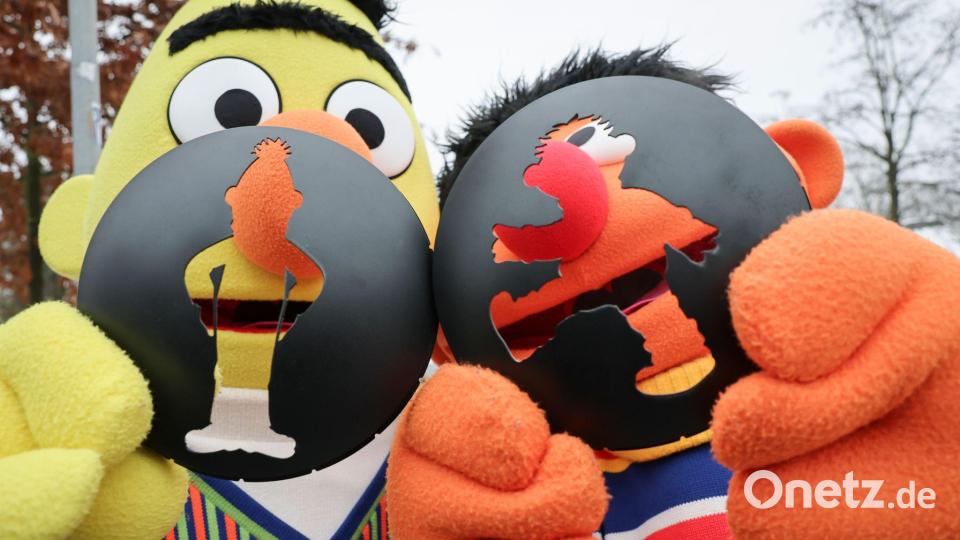 Ernie und Bert regeln jetzt in Hamburg an zwei Stellen den Verkehr. Die Figuren aus der Sesamstraße schlüpfen in die Rolle von Ampelmännchen. Bild: Christian Charisius/dpa