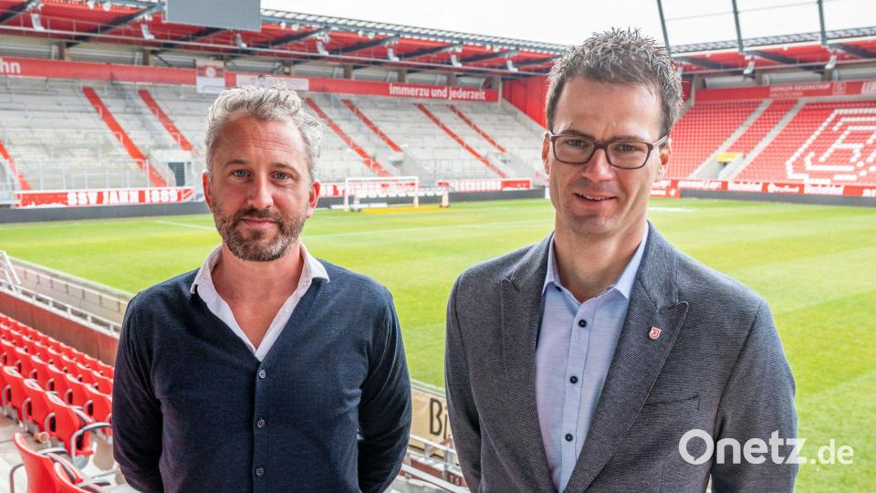 Geschäftsführer Hausner (r) verlängerte seinen Vertrag. (Archivbild) Bild: Armin Weigel/dpa