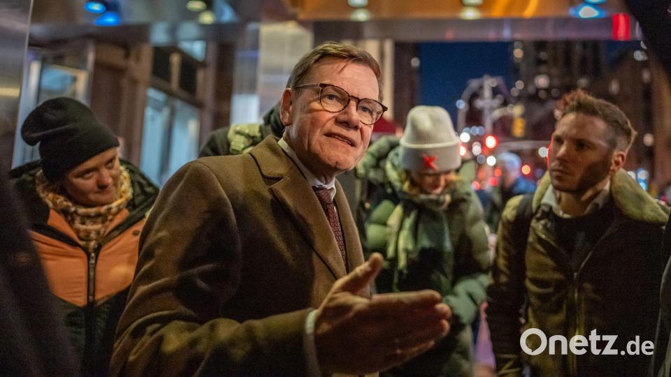 Außenminister Johann Wadephul (CDU) spricht nach einem Gespräch in New York mit dem Generalsekretär der Vereinten Nationen (UN), Guterres, mit Reportern. Bild: Michael Kappeler/dpa