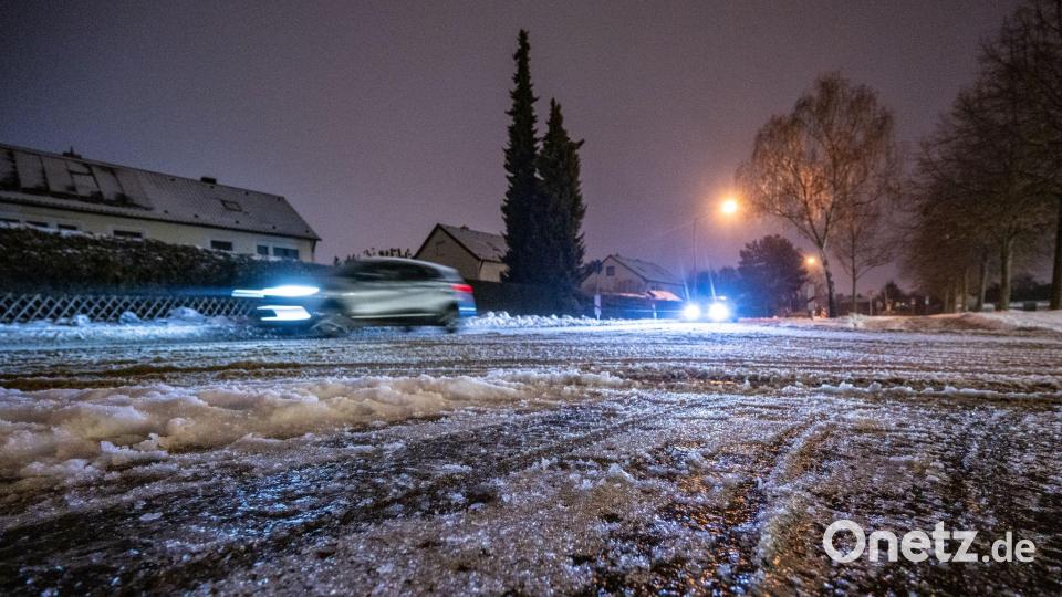 In Bayern war es am Dienstag vielerorts glatt. Bild: Armin Weigel/dpa