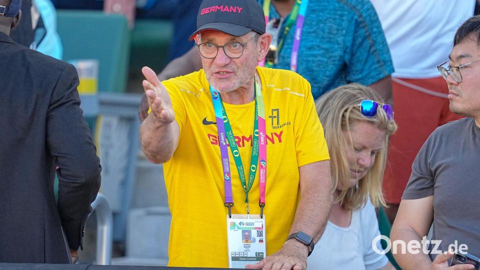 Trainer Ulli Knapp bereitet Mihambo auf eine Saison mit einer spannenden Premiere vor. (Archivbild) Bild: Michael Kappeler/dpa