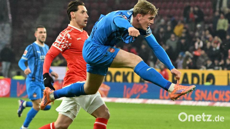 Mikkel kaufmann schießt am Mainzer Tor vorbei. Bild: Torsten Silz/dpa