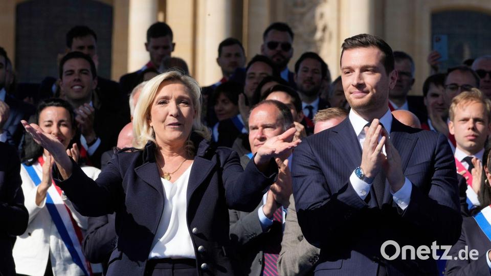 Der RN-Vorsitzende Bardella liegt in den Umfragen mittlerweile vor Le Pen. (Archivbild) Bild: Michel Euler/AP/dpa