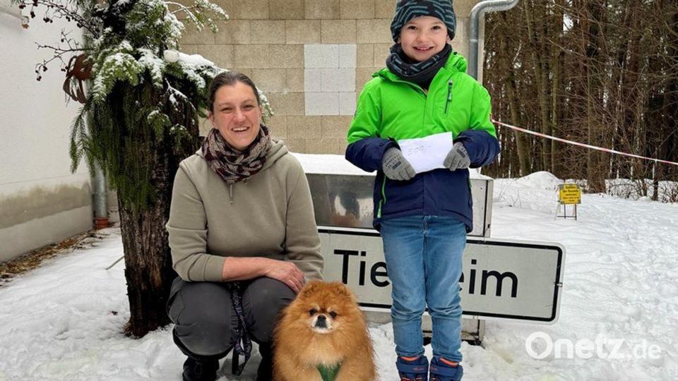 Jennifer Caudill, die Chefin des Amberger Tierheims, freute sich ebenfalls über die 500 Euro, die ihr Leopold Schäfer überreichte. Bild: Benjamin Schäfer