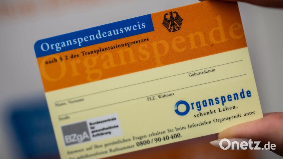 Ein Organspende-Ausweis dokumentiert die Entscheidung. (Archivbild) Bild: Michael Kappeler/dpa