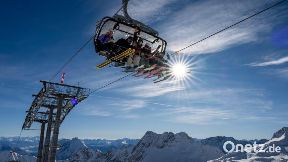 Sonne satt bescherte den Liftbetreibern gute Zahlen. (Archivbild) Bild: Peter Kneffel/dpa