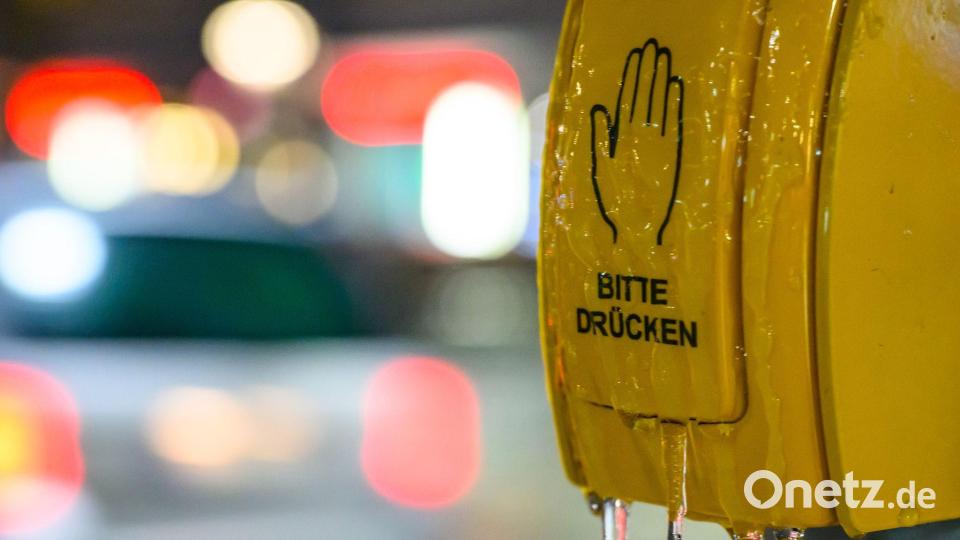 Ein vereister Tastschalter ist an einer Haltestelle in Brandenburg am frühen Morgen zu sehen. Bild: Patrick Pleul/dpa