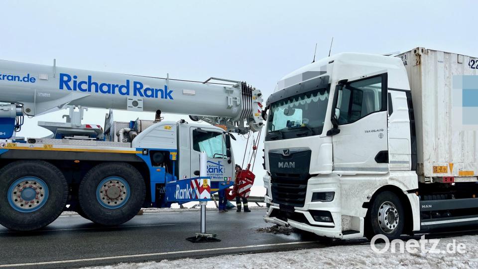 Weil ein Lastwagen abgeschleppt werden musste, kam es zu einer stundenlangen Sperrung. Bild: Gabi Schönberger