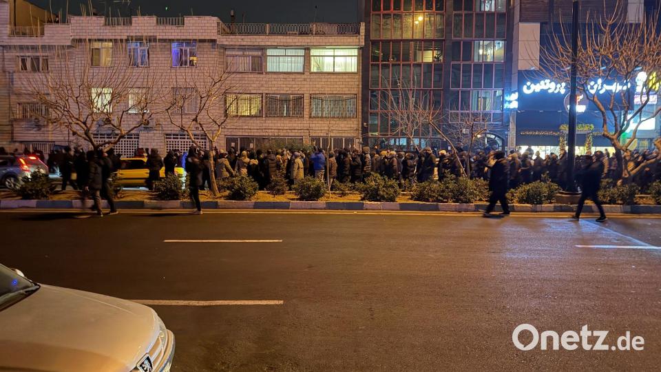 Kanzler Merz geht von einem baldigen Sturz der Regierung im Iran aus. (Archivbild) Bild: Uncredited/UGC/AP/dpa