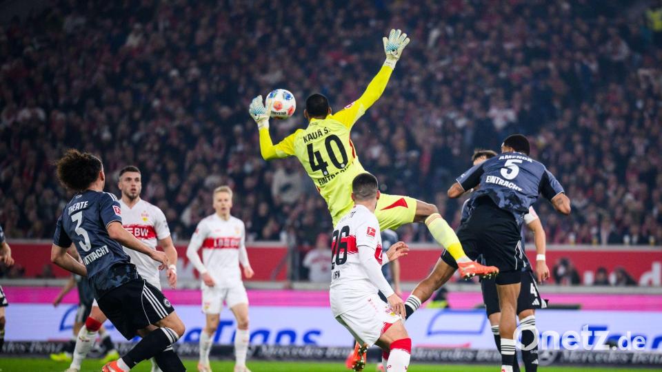 Folgenschwerer Fehler: Frankfurts Torwart Kaua Santos beim 1:1. Bild: Tom Weller/dpa