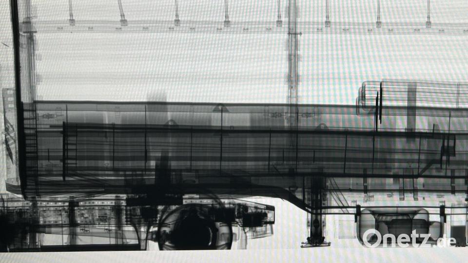 Als sie den Lkw in einer Großröntgenanlage untersuchten, bemerkten die Beamten Auffälligkeiten. Bild: Hauptzollamt Regensburg